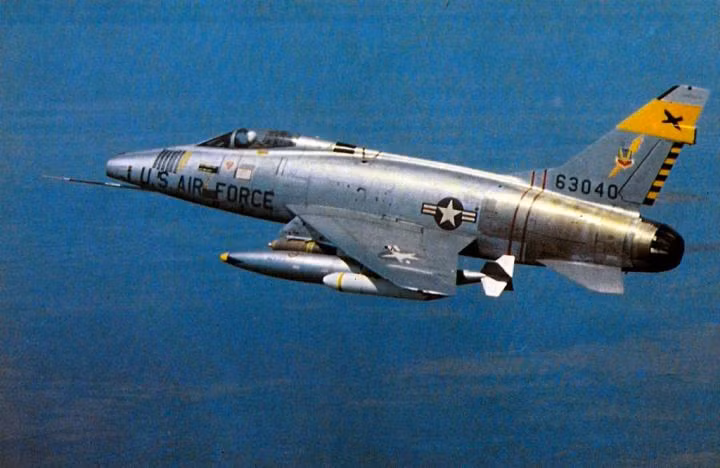 Thực hiện chuyến bay đầu tiên vào năm 1953, ít ai khi đó dám nghĩ tới việc F-100 Super Sabra lại ghi dấu ấn trong lịch sử hàng không quân sự thế giới khi trở thành chiếc máy bay có thành tích tự rơi bất bại, cao nhất không chỉ trên chiến trường Việt Nam mà còn trong toàn lịch sử không quân thế giới. Nguồn ảnh: Wiki.