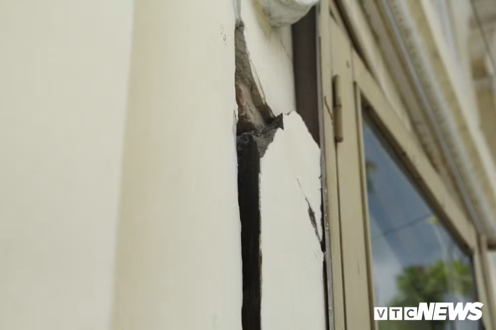 Một mép tường bị rạn nứt.
