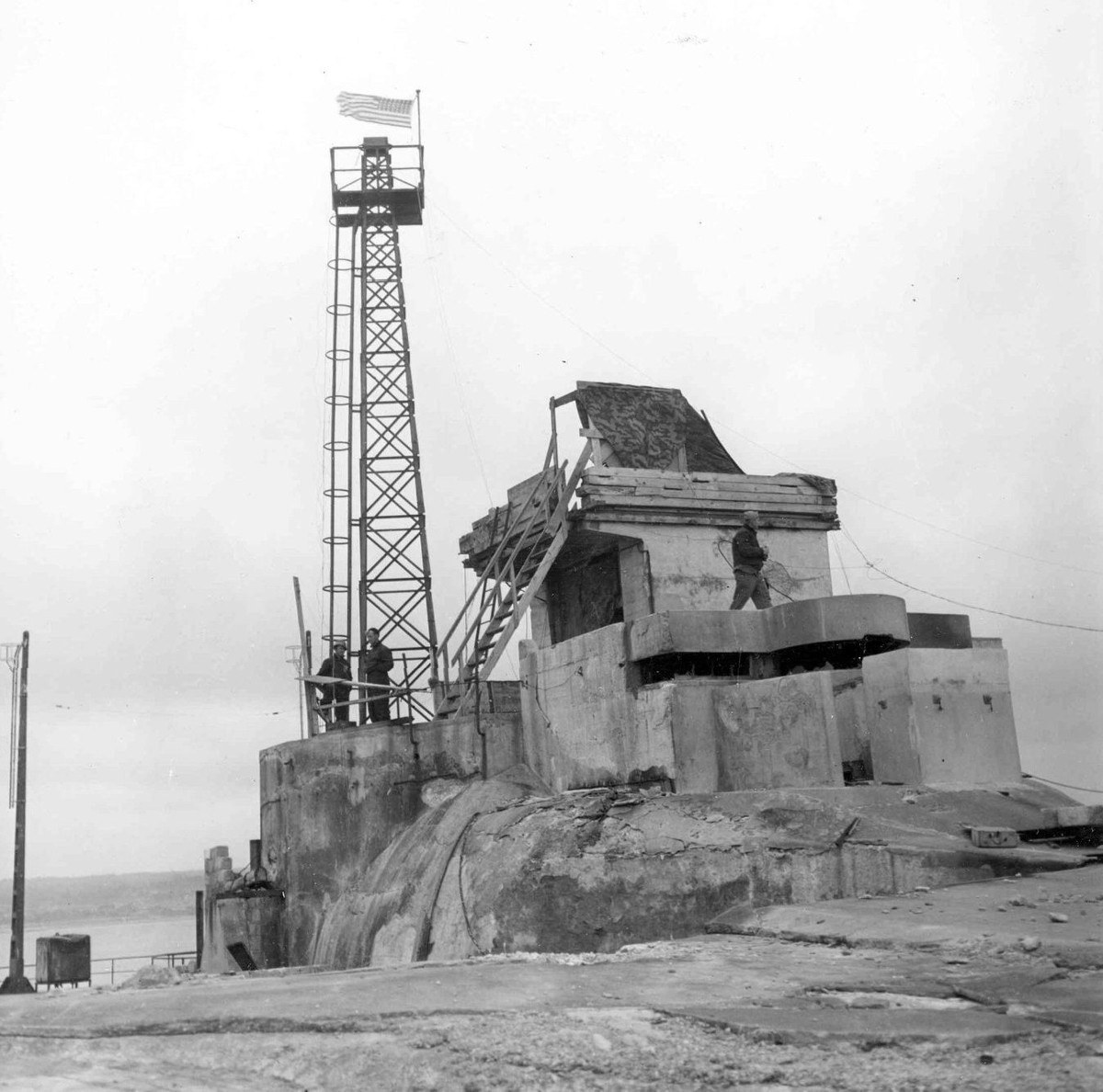 Sau cuộc đổ bộ của quân Đồng Minh vào ngày 6/6/1944 dưới sự hỗ trợ hỏa lực từ hàng trăm tàu chiến cùng hàng ngàn máy bay các loại, bờ biển Normandie đã gần như trở thành bình địa chỉ sau vài tuần giao tranh. Nguồn ảnh: Flickr.