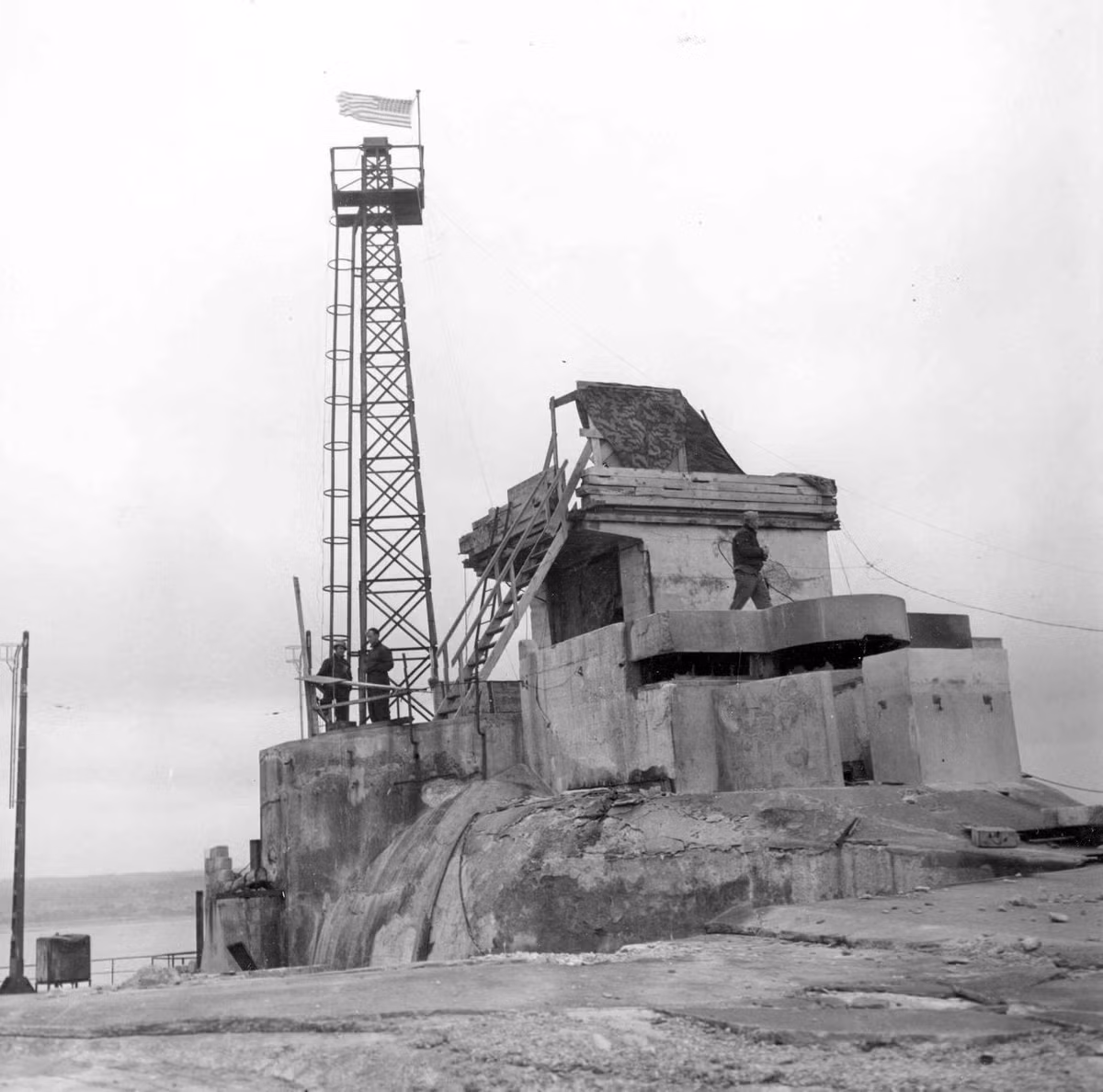 Sau cuộc đổ bộ của quân Đồng Minh vào ngày 6/6/1944 dưới sự hỗ trợ hỏa lực từ hàng trăm tàu chiến cùng hàng ngàn máy bay các loại, bờ biển Normandie đã gần như trở thành bình địa chỉ sau vài tuần giao tranh. Nguồn ảnh: Flickr.