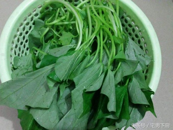 Mẹo xào rau khoai lang giòn ngon, xanh mướt mà không bị đen và nhũn. Lá khoai lang được rửa sạch, sau đó lột bỏ lớp màng mỏng ở cuống lá. Sau đó, ngâm rau trong nước vo gạo khoảng 5 - 10 phút.