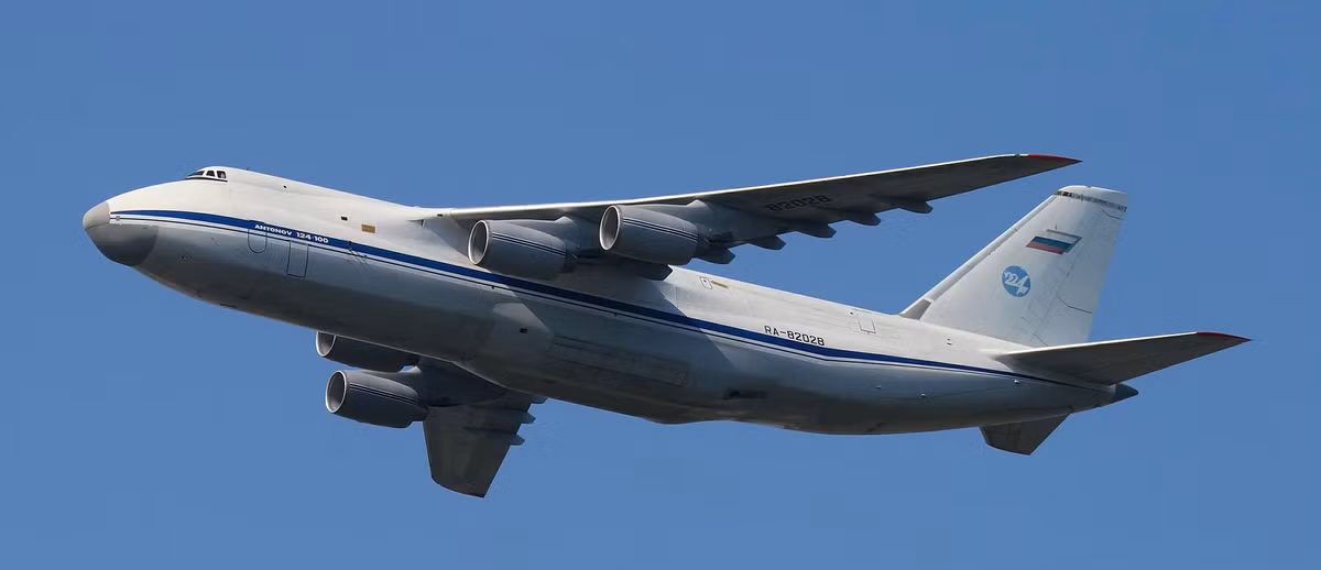 Tiếp ngay sau đó là một máy bay vận tải chiến lược loại Antonov An-124 được Liên Xô thiết kế từ năm 80 của thế kỷ trước hiện đang là loại máy bay vận tải hạng nặng nhất vẫn còn được sản xuất trên thế giới. Nguồn ảnh: Wiki.