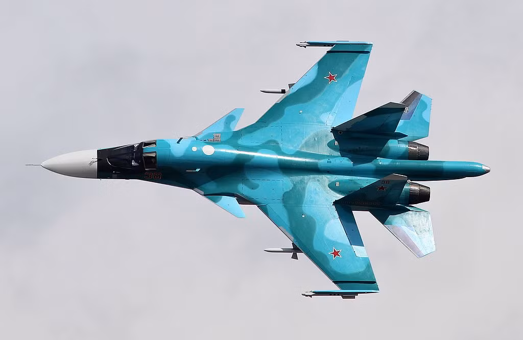 Kế đó là 4 chiếc Su-34 - loại máy bay có màn thể hiện cực kỳ ấn tượng ở Syria trong thời gian vừa qua, vốn dĩ mới gia nhập biên chế Không quân Nga từ năm 2014. Nguồn ảnh: Wiki.
