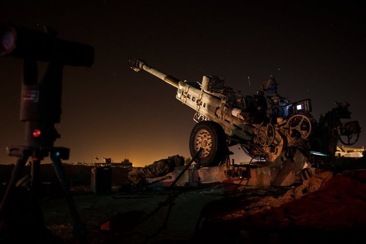 Một pháo đội của lục quân Mỹ đang chờ đợi sau loạt đạn yểm hộ cho lực lượng đặc nhiệm hỗn hợp gần Rawa, Iraq vào ngày 16/11/2017.