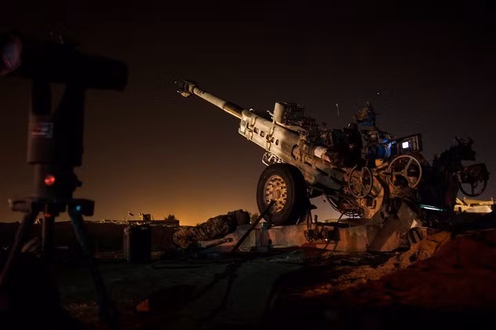 Một pháo đội của lục quân Mỹ đang chờ đợi sau loạt đạn yểm hộ cho lực lượng đặc nhiệm hỗn hợp gần Rawa, Iraq vào ngày 16/11/2017.