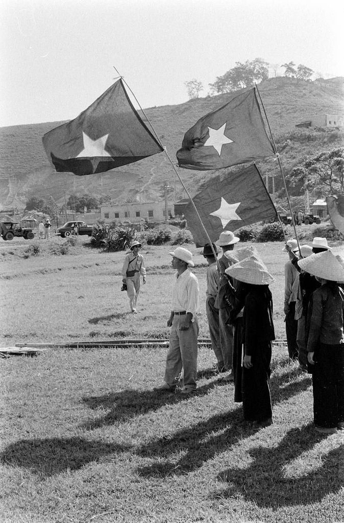 Ngay từ trước khi cuộc tiếp quản diễn ra, người dân Hải Phòng đã bí mật may cờ để chào đón đoàn quân giải phóng. Nguồn ảnh: Flickr.