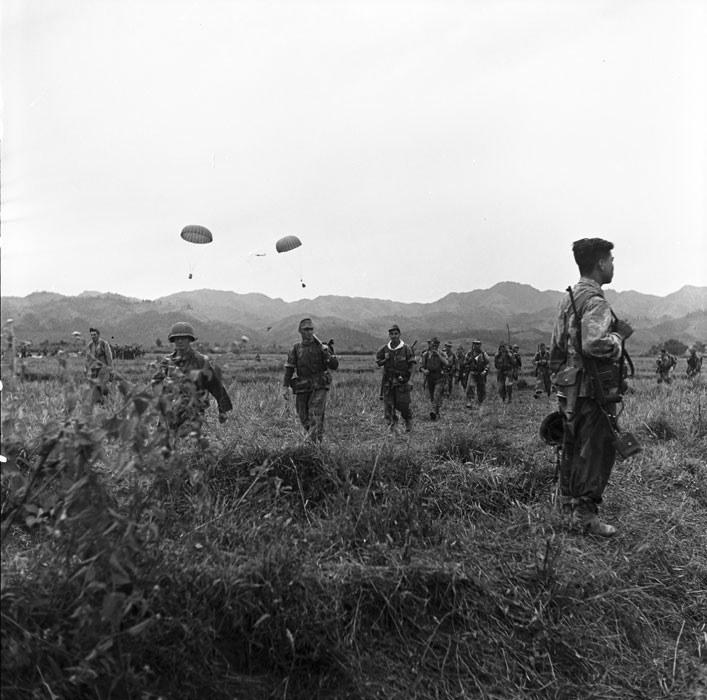 Khoảng 1/3 lực lượng Pháp tại Điện Biên Phủ được thả xuống bằng đường dù trước khi sửa chữa xong sân bay và thiết lập được cầu không vận. Nguồn ảnh: ECPA.