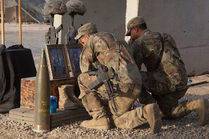 Lính dù Mỹ triển khai yểm trợ chiến dịch Inherent Resolve đang quỳ gối tưởng niệm 2 đồng đội tử trận ở miền bắc Iraq vào ngày 17/8/2017.