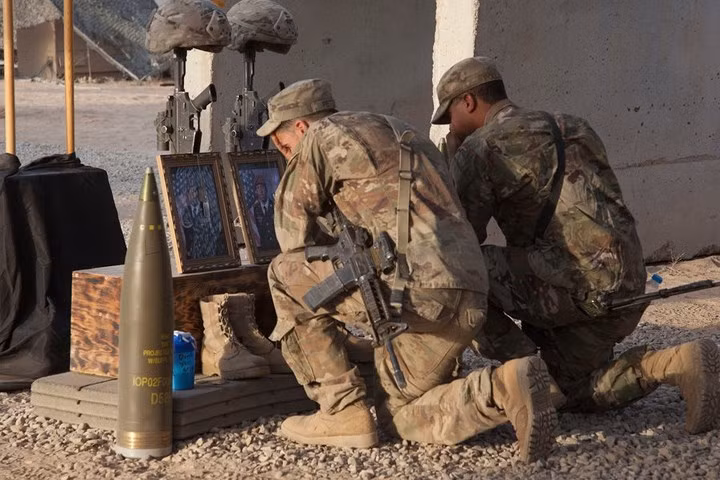 Lính dù Mỹ triển khai yểm trợ chiến dịch Inherent Resolve đang quỳ gối tưởng niệm 2 đồng đội tử trận ở miền bắc Iraq vào ngày 17/8/2017.