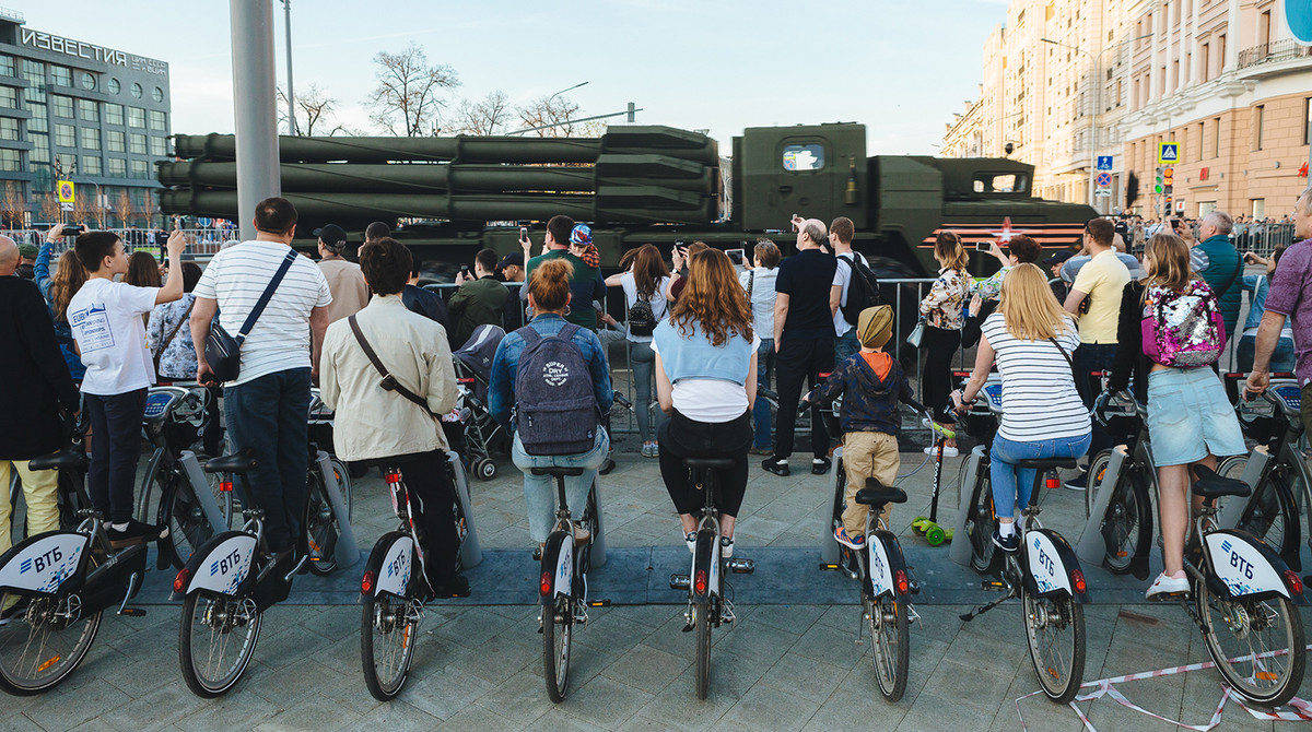 Pháo tự hành phóng loạt hạng nặng loại BM-30 Smerch của Nga xuất hiện tại cuộc duyệt binh năm nay. Nguồn ảnh: Gazeta.