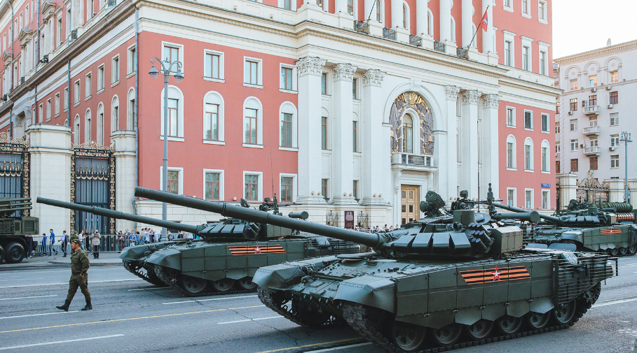 Đội hình xe tăng chiến đấu chủ lực T-72B3 hiện đại hóa của Nga sẽ tham gia duyệt binh 9/5. Nguồn ảnh: Gazeta.