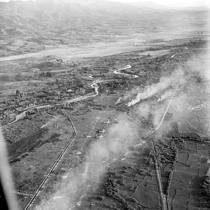 Không ảnh của cứ điểm Điện Biên Phủ trải dài trên cánh đồng Mường Thanh và hai bên bờ sống Nậm Rốn. Nguồn ảnh: ECPA.