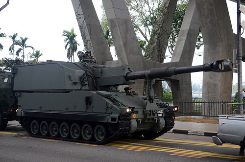 Khi sử dụng đạn tăng tầm, khẩu pháo này có thể bắn ở tầm xa tối đa lên tới 30 km. nghĩa là từ bờ đông của Singapore tới tận... bờ tây của nước này. Nguồn ảnh: Sinarmy.