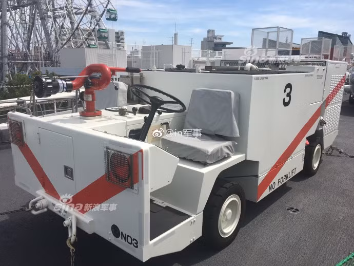 Trong đó bao gồm cả các loại phương tiện hỗ trợ có hình dáng kỳ lạ như xe kéo máy bay có lắp vòi chữa cháy được sử dụng như xe cứu hỏa trên tàu sân bay. Nguồn ảnh: Sina.