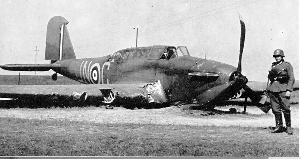 Ngoài ra, loại máy bay này cũng có thiết kế hỏa lực cực dị bao gồm chỉ một khẩu súng máy cỡ nòng 7,7mm ở phía trước máy bay nhưng lại gắn ở bên cánh phải. Một khẩu súng máy cỡ nòng tương đương nữa được gắn ở phía sau khoang lái. Hỏa lực của súng máy 7,7mm rõ ràng là không đủ để đối đầu với các loại tiêm kích của phát xít Đức. Nguồn ảnh: Warmachine.