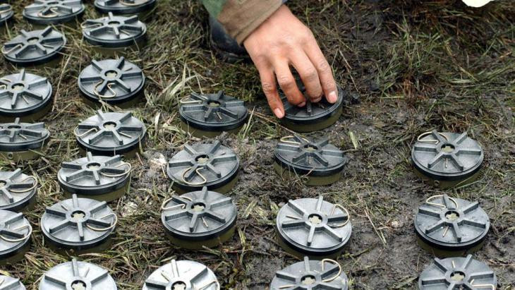 Về cơ bản, mìn chống bộ binh là thiết bị có khả năng kích nổ theo sự chủ ý của người sử dụng hoặc thậm chí là kích nổ tự động, do nạn nhân vô tình kích hoạt khi dẫm, đá hoặc vướng vào nó trên chiến trường. Nguồn ảnh: Tube.