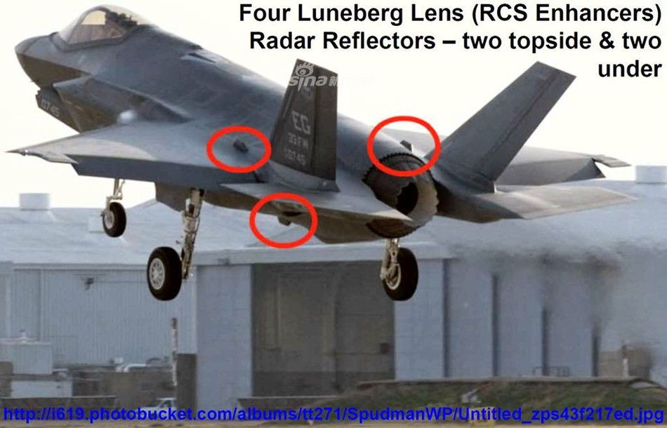 Mỗi phi cơ F-35I và F-35 đều có ba hệ thống phản xạ radar được gắn ở hai bên trên lưng và một dưới bụng. Hệ thống phản xạ radar hay còn được biết tới với cái tên viết tắt là RCS, đây là hệ thống giúp chiếc F-35 phản xạ lại sóng radar, thường được thấy sử dụng trên các máy bay tàng hình như F-22 và F-35. Nguồn ảnh: 619.
