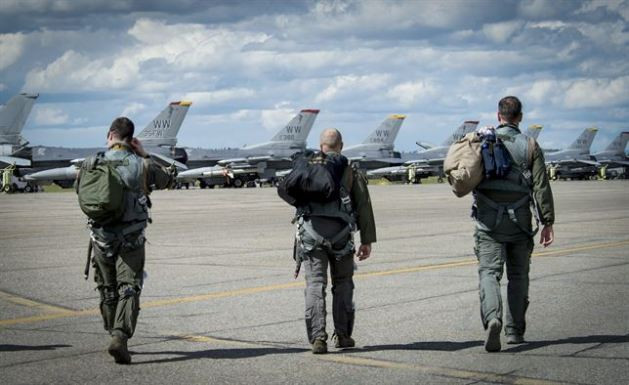 Không quân Mỹ cho biết, tính tới năm 2017 lực lượng này thiếu khoảng... 2000 phi công, tương đương với khoản 10% số lượng phi công mà toàn bộ lực lượng này yêu cầu. Trong khi đó, các trường học viện của Mỹ sẽ tốn khoảng 3 tới 5 năm để cho ra đời được 2000 phi công. Nguồn ảnh: Flickr.