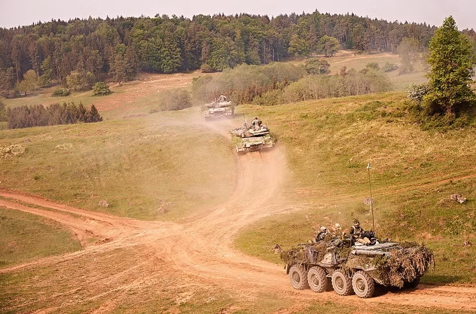 Các binh lính và phương tiện chiến đấu tham gia cuộc tập trận sử dụng hệ thống laser tích hợp đa điểm mang tên MILES (chấm đen trên đầu mũ binh lính) để mô phỏng lại hiệu ứng chiến đấu trên chiến trường. Mỗi khi người lính bị xác định là "trúng đạn", một quả lựu đạn khói cỡ nhỏ sẽ được kích hoạt trên đầu anh ta, báo hiệu anh ta đã bị loại ra khỏi vòng chiến đấu. Nguồn ảnh: Sina.