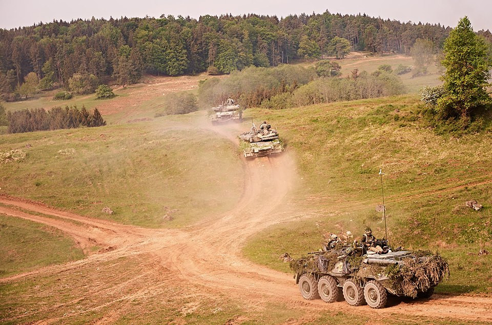 Các binh lính và phương tiện chiến đấu tham gia cuộc tập trận sử dụng hệ thống laser tích hợp đa điểm mang tên MILES (chấm đen trên đầu mũ binh lính) để mô phỏng lại hiệu ứng chiến đấu trên chiến trường. Mỗi khi người lính bị xác định là "trúng đạn", một quả lựu đạn khói cỡ nhỏ sẽ được kích hoạt trên đầu anh ta, báo hiệu anh ta đã bị loại ra khỏi vòng chiến đấu. Nguồn ảnh: Sina.