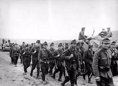 Sau màn thử lửa không thành công ở Stalingrad, quân đội Romania dường như không còn góp thêm quân cho các chiến dịch phòng thủ của người Đức và được Liên Xô giải phóng vào năm 1944 khi Hồng quân phản kích lại Phát xít Đức trên toàn mặt trận. Nguồn ảnh: Pinterest.