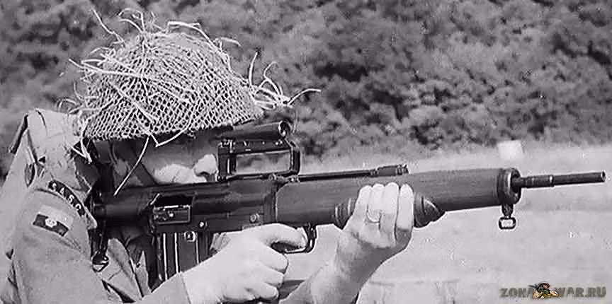 Mặc dù ra đời cách đây gần 70 năm nhưng những khẩu EM-2 cũng có phiên bản được trang bị rãnh kỹ thuật giúp gắn kính ngắm. Điều này giúp tạo lợi thế rất lớn cho binh lính Anh trên chiến trường vì khi đó, họ có thể mở rộng khoảng cách giao tranh ra tới 500 mét mà vẫn giữ được độ chính xác trong mỗi phát bắn. Nguồn ảnh: Warru.