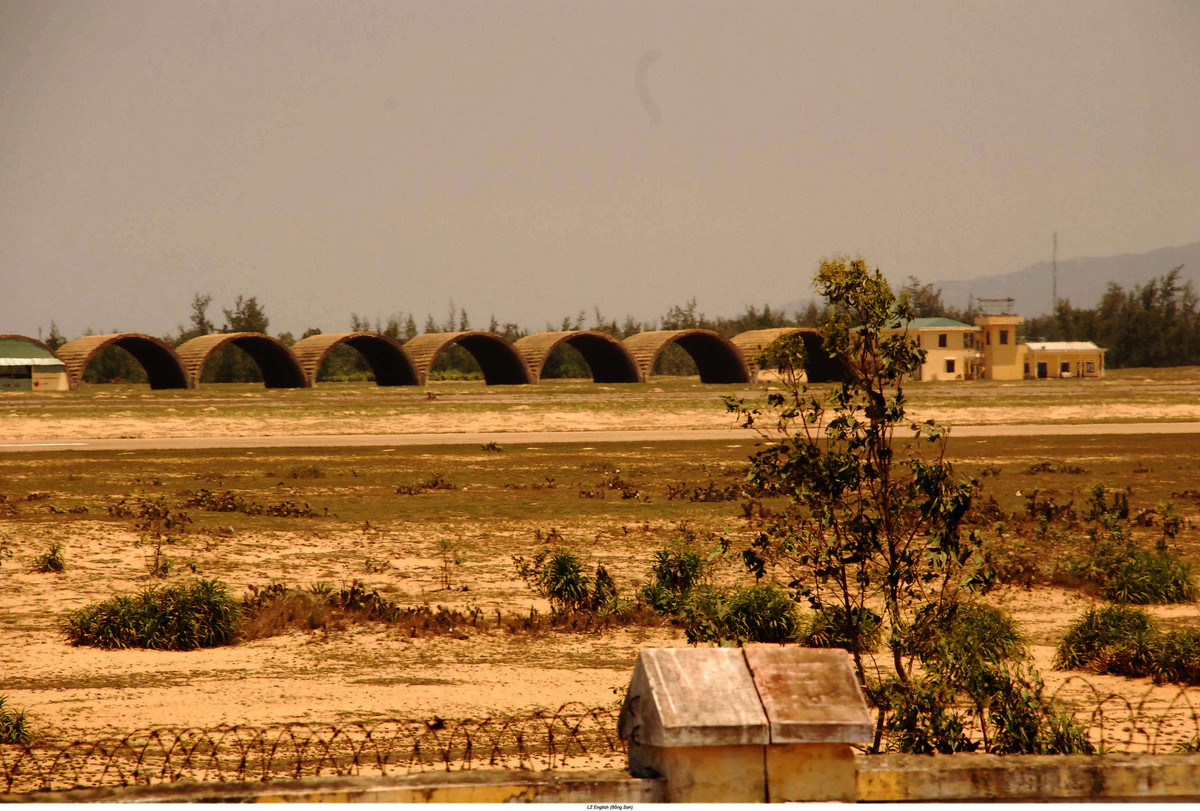 Khu nhà chứa máy bay bên trong bãi đổ bộ EZ English.