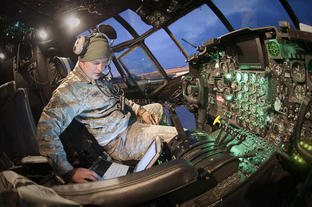 Chương trình tìm kiếm các phi công có kinh nghiệm thực chiến nhưng đã nghỉ hưu của Không quân Mỹ còn kèm theo cả các chế độ đãi ngộ tốt hơn với tiền lương cao hơn và các chế độ đãi ngộ cho người thân họ tốt hơn, đảm bảo sẽ đủ sức thuyết phục để những phi công dân sự này quay trở lại làm phi công quân sự. Nguồn ảnh: USAF.