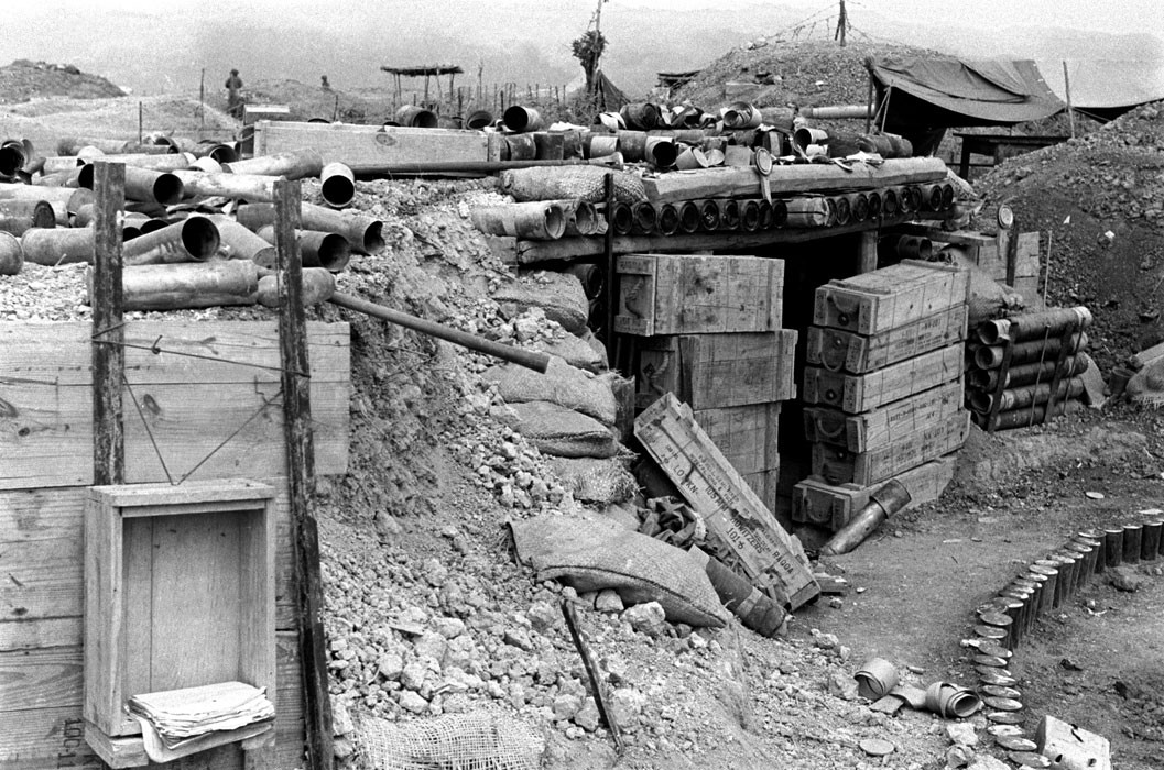 Cứ điểm Điện Biên Phủ được Pháp chia làm ba phân khu yểm hộ lẫn nhau. Mỗi điểm đều có khả năng phòng vệ độc lập mà không bị phụ thuộc vào nhau, đảm bảo nếu mất một phân khu thì các phân khu còn lại vẫn phòng thủ tốt. Nguồn ảnh: ECPA.