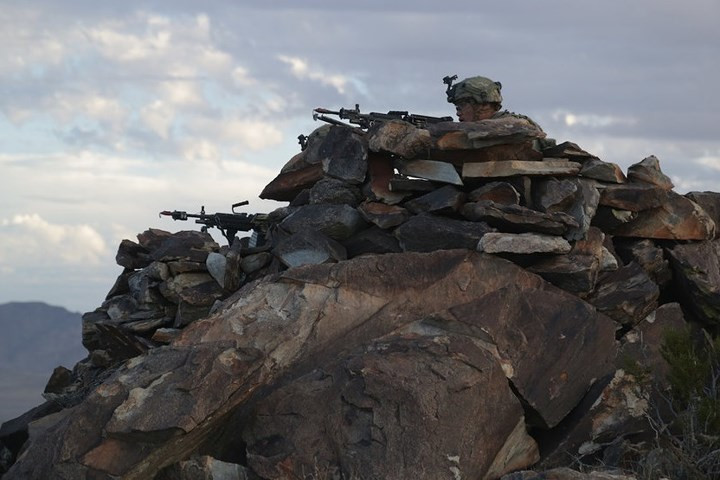 Lính Mỹ đánh chiếm một mục tiêu trên đỉnh núi trong một cuộc huấn luyện ở pháo đài Irwin.