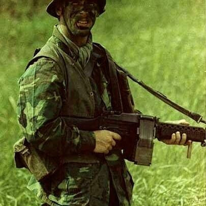 Giống với nhiều loại súng sử dụng cỡ đạn 5,56mm chuẩn NATO khác, khẩu súng máy Stoner 63 của Mỹ có độ chính xác cực cao do nó có độ giật thấp và kèm theo đó là khả năng cân bằng ổn định, cho phép xạ thủ có thể bắn khi đứng và khi di chuyển với độ chính xác tương đối tốt. Nguồn ảnh: Pinterest.