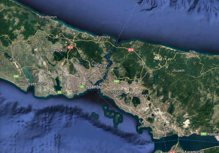 Đó là đi qua eo biển ở Istanbul, Thổ Nhĩ Kỳ. Đây cũng là một trong số những lý do chính khiến NATO lôi kéo bằng được Thổ Nhĩ Kỳ gia nhập khối hiệp ước này vì nếu không, Thổ Nhĩ Kỳ sẽ chặn toàn bộ các tàu chiến của NATO vào vùng biển Đen. Nguồn ảnh: Googlemaps.