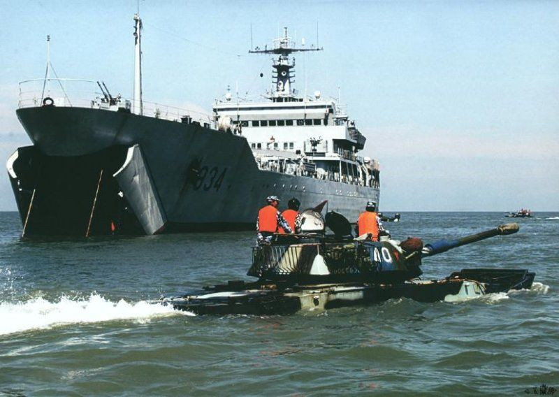 Hiện tại, phiên bản hiện đại nhất đang được Thủy quân Lục chiến Trung Quốc sử dụng là phiên bản Type 63A-II với động cơ công suất 581 mã lực, pháo nòng trơn 105mm và có chiều dài tổng thể 9,6 mét. Nguồn ảnh: Sina.