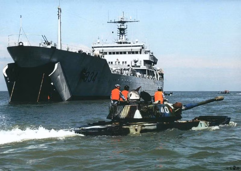 Hiện tại, phiên bản hiện đại nhất đang được Thủy quân Lục chiến Trung Quốc sử dụng là phiên bản Type 63A-II với động cơ công suất 581 mã lực, pháo nòng trơn 105mm và có chiều dài tổng thể 9,6 mét. Nguồn ảnh: Sina.