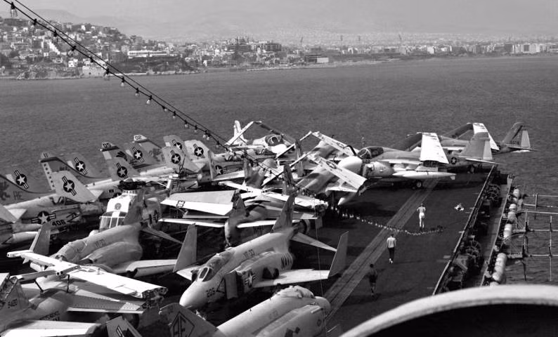 Việc Hải quân Mỹ giải tán Hạm đội 1 ít nhiều có liên quan đến việc Quân đội Mỹ rút quân khỏi Việt Nam trong năm 1973, đồng nghĩa với sự thoái lui của Hạm đội 7 ở Biển Đông. Và Washington cần Hạm đội 7 quay lại Thái Bình Dương nhưng lại không cần đến hai hạm đội tại vùng biển này. Nguồn ảnh: seaforces.org.