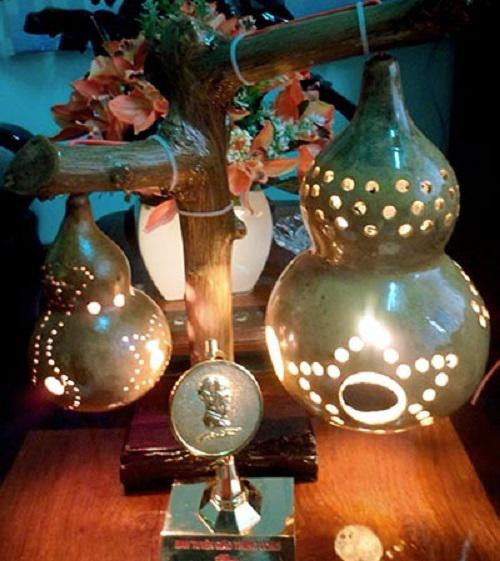 Chiếc đèn treo độc đáo được làm từ quả bầu hồ lô.