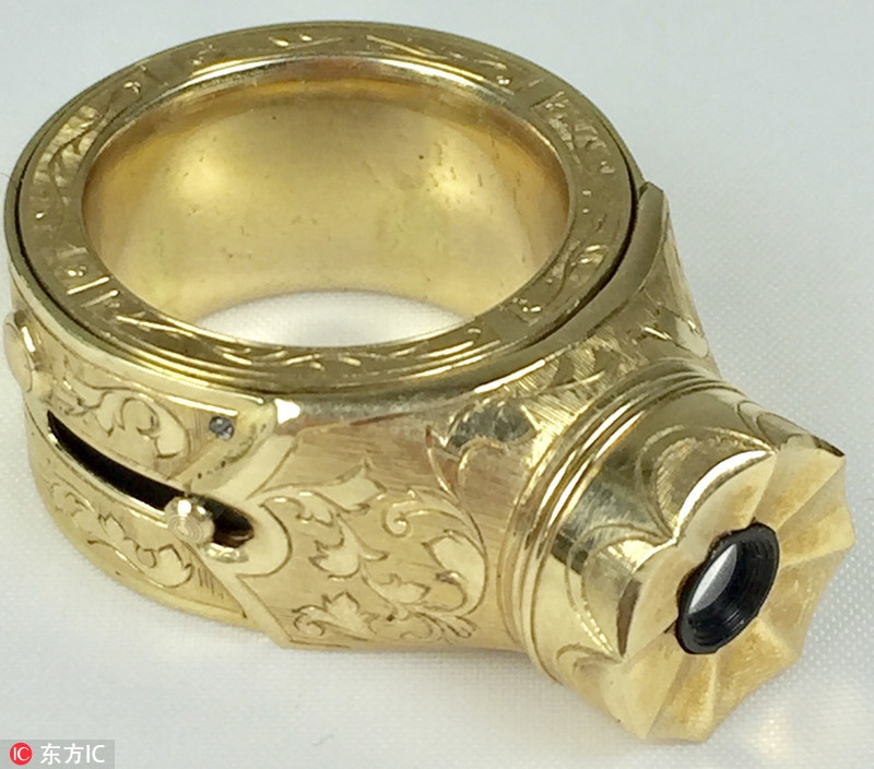 Bên hông của chiếc nhẫn sẽ có một công tắc, người điệp viên có thể sử dụng ngón cạnh ngón đeo nhẫn để kích hoạt công tắc chụp ảnh này một cách bí mật và dễ dàng. Nguồn ảnh: Sina.