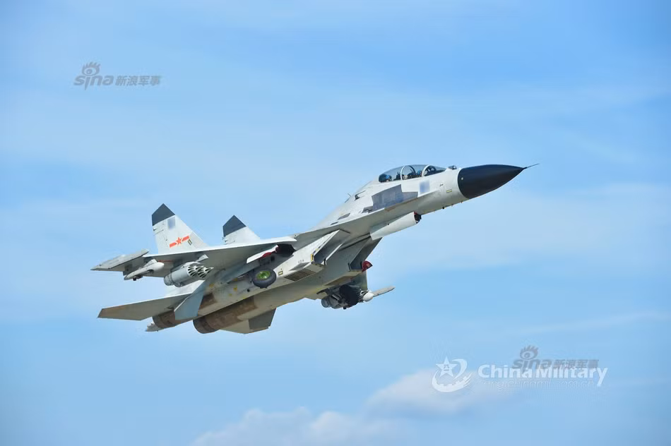 Theo đó chiến đấu cơ J-11B là phiên bản J-11 sử dụng công nghệ gần như hoàn toàn của Trung Quốc với động cơ WS-10A, kèm theo đó là kiểu dáng khí động học, hệ thống hỗ trợ sự sống, hệ thống radar hoàn toàn mới do Trung Quốc tự nghiên cứu và phát triển. Nguồn ảnh: Chinamilitary.
