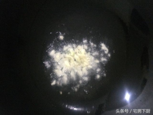 Tỏi được bóc vỏ, phi thơm trên chảo dầu nóng