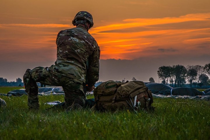 Một lính dù thuộc lữ đoàn đổ bộ đường không số 173 thu lại dù của mình sau khi tiếp đất.