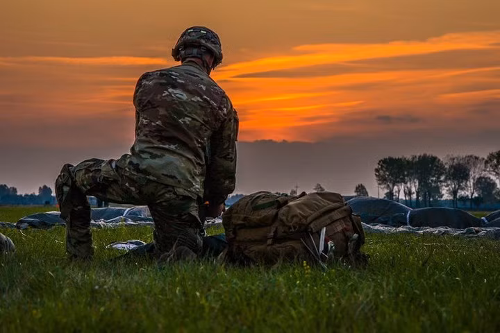 Một lính dù thuộc lữ đoàn đổ bộ đường không số 173 thu lại dù của mình sau khi tiếp đất.