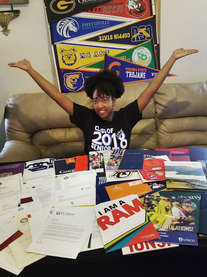 Jasmine Harrison bên cạnh 113 thư trúng tuyển của mình