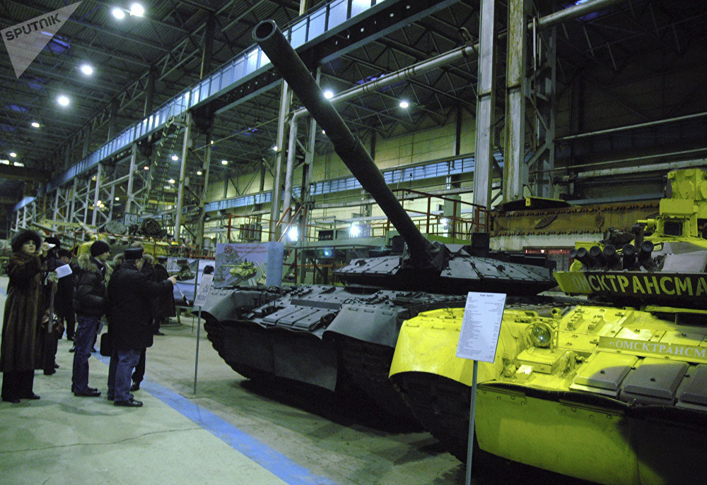 Xe tăng T-80 phiên bản cải tiến Đại Bàng Đen (màu đen). Ảnh: Sputnik.