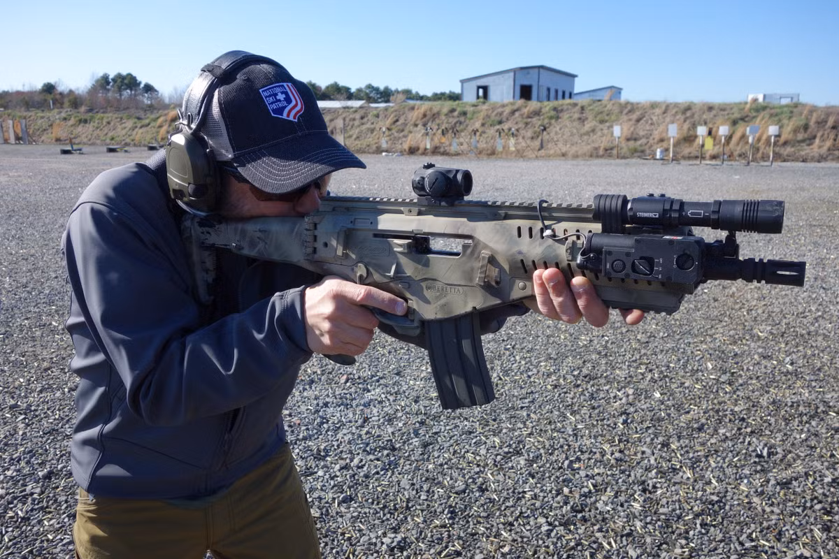 Tất nhiên mẫu súng trường tấn công tương lai này là một phần trong chương trình Soldato Futuro - chương trình nâng cấp toàn diện cho quân đội Italy. Beretta ARX100 ra đời với thiết kế mới và hiện đại hoàn toàn, phù hợp với mục đích tác chiến của quân đội Italy trong nhiều chục năm tới. Nguồn ảnh: Tube.