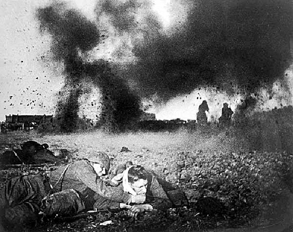 Giống như những người Việt Nam khác, ông Lý Phú San cũng nộp đơn tình nguyện tham chiến khi Liên Xô bị Đức tấn công. Tuy nhiên do không đủ sức khỏe, ông đã được cử làm công tác ở hậu phương bao gồm các công việc như làm việc trong quân y viện, xây dựng hầm hào phòng thủ, túc trực phòng không (thời điểm này radar chưa ra đời, phải tìm máy bay địch bằng... mắt) và làm công tác cứu hộ, cứu hỏa sau các trận oanh tạc của máy bay Đức. Nguồn ảnh: WW2.