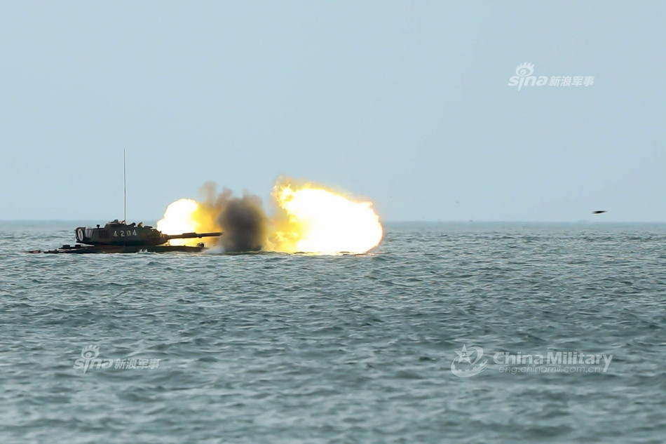 Khai hỏa tấn công mục tiêu khi đang di chuyển chuẩn bị tiếp cận với bãi đổ bộ. Nguồn ảnh: Sina.