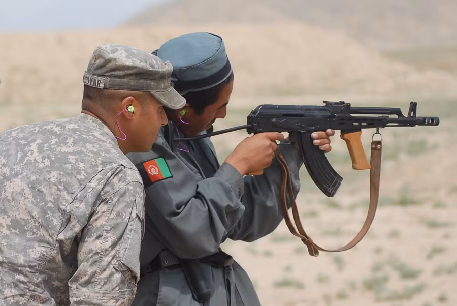 Kể từ khi Mỹ thay đổi các loại súng trường có xuất xứ Liên Xô bằng các loại vũ khí mang mác NATO cho lực lượng đặc nhiệm của Afghanistan, binh sĩ của Kabul đã nhận xét thẳng thừng rằng không gì có thể qua được những khẩu súng trường Kalashnikov của Nga sản xuất. Nguồn ảnh: USAF.