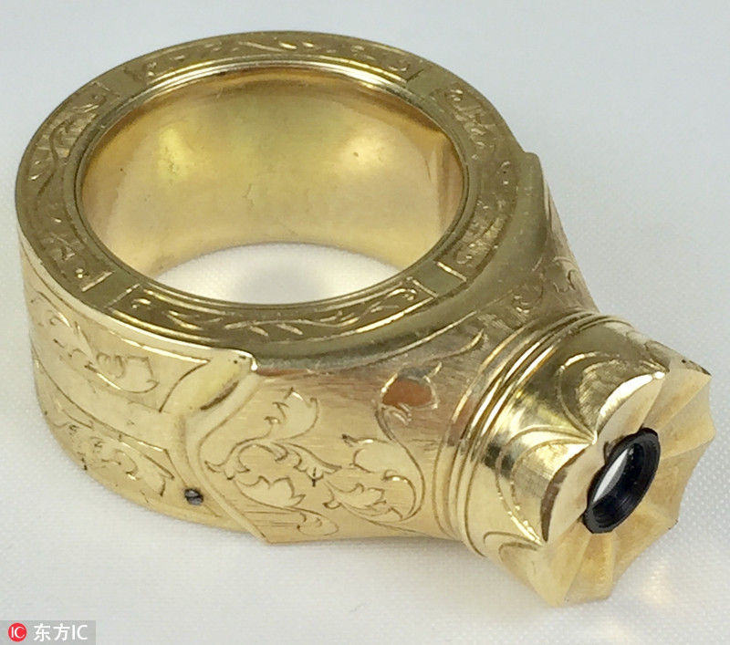 Một trong những thiết bị trên có thể nói đến là chiếc nhẫn camera bí mật của tình báo KGB hiện đang được rao bán với giá đắt nhất thế giới có giá lên tới 25.000 USD tương đương với khoảng hơn nửa tỷ Việt Nam Đồng. Nguồn ảnh: Sina.