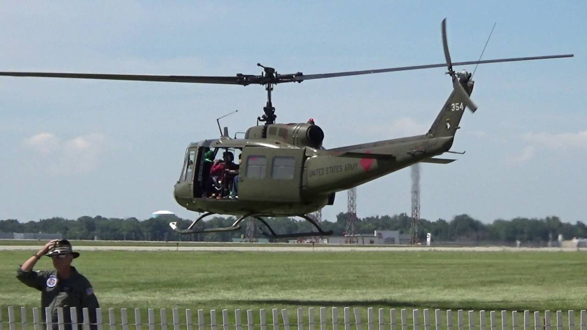 Nếu như Mi-8/17 là chiếc trực thăng phổ biến nhất do Liên Xô sản xuất thì UH-1 lại là loại trực thăng phổ biến nhất thế giới do Mỹ chế tạo. Loại trực thăng này ra đời từ năm 1959 và phục vụ tới tận ngày nay. Nguồn ảnh: Tube.