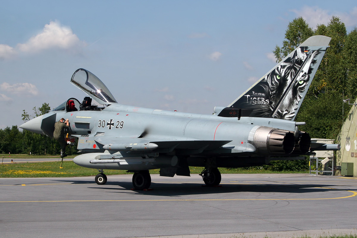 Tệ hại hơn, nếu tính số trang bị vũ khí trong kho dự trữ của Không quân Đức thì chỉ có 4 chiếc Eurofighter Typhoon đủ khả năng cất cánh, số còn lại sẽ cất cánh trong tình trạng... không có đủ vũ khí để trang bị. Nguồn ảnh: Aviation.
